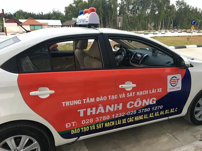 Thiết kế và thi công dán decal quảng cáo trên ô tô tại Hồ Chí Minh